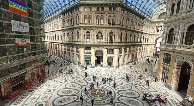 Napoli, la Galleria Umberto tra miglioramenti e degrado in attesa del gabbiotto dei vigili