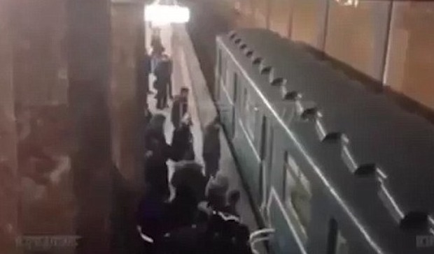 Epilettica cade sui binari della metro: in due la salvano rannicchiandosi con lei mentre passa il treno