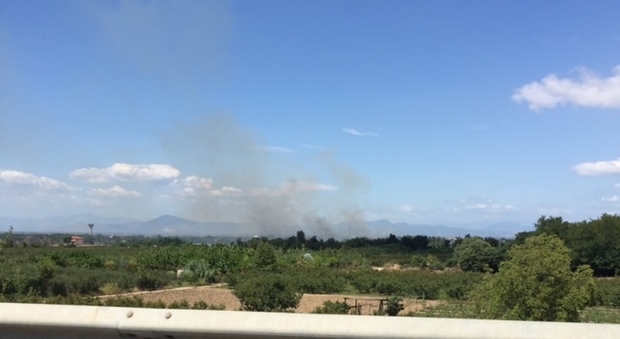 La Terra dei fuochi continua a bruciare doppio incendio tra le campagne
