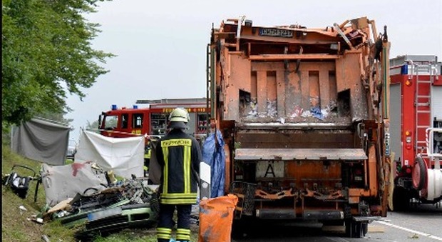 Camion della nettezza urbana travolge e uccide un'intera famiglia