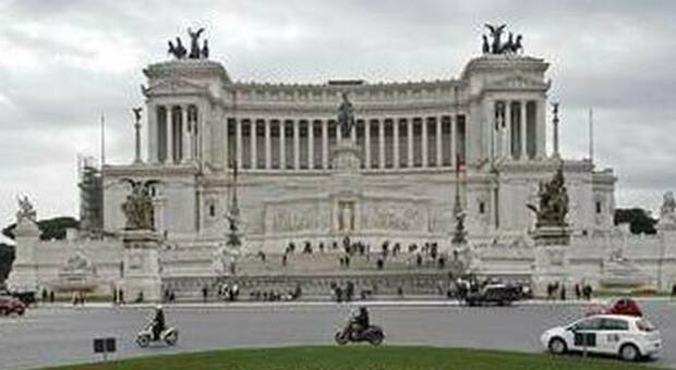 Roma, 36enne fugge all'alt e finisce con l'auto sulla scalinata dell'Altare della Patria