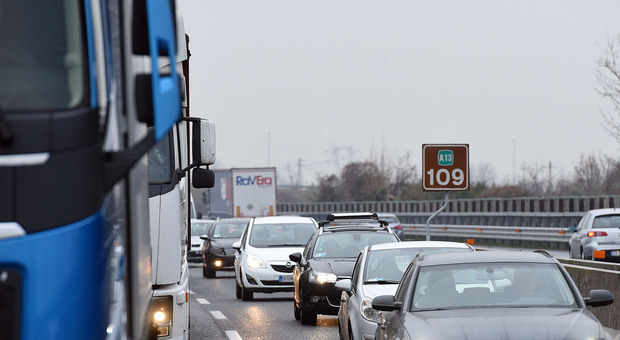 Schianto fra mezzi pesanti in A13 tra Monselice e Boara: traffico in tilt e lunghe code