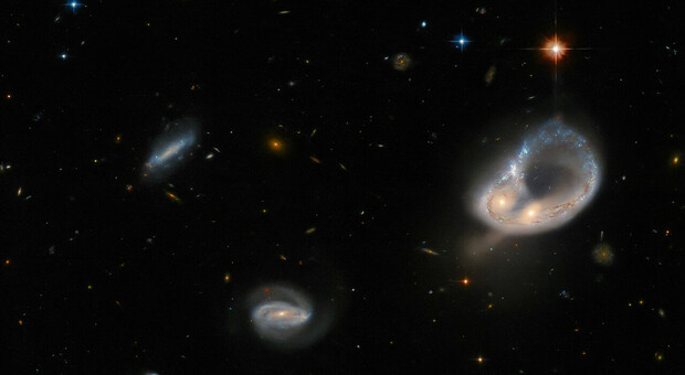 L'abbraccio delle due galassie immortalato dal telescopio Hubble
