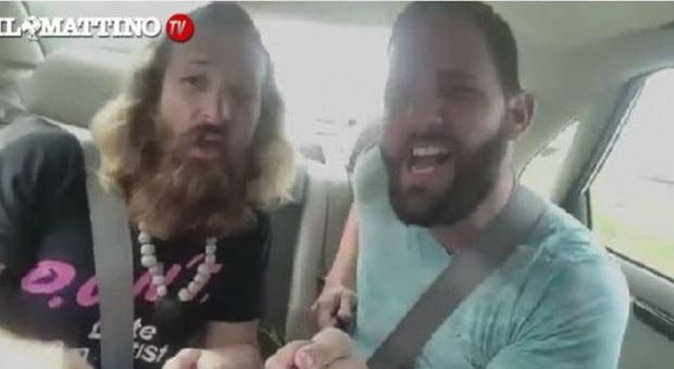 Video selfie in auto mentre cantano, poi si ribaltano