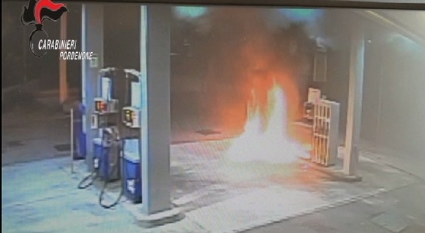 Un frame dalle telecamere di videosorveglianza del distributore: il momento in cui viene appiccato il fuoco