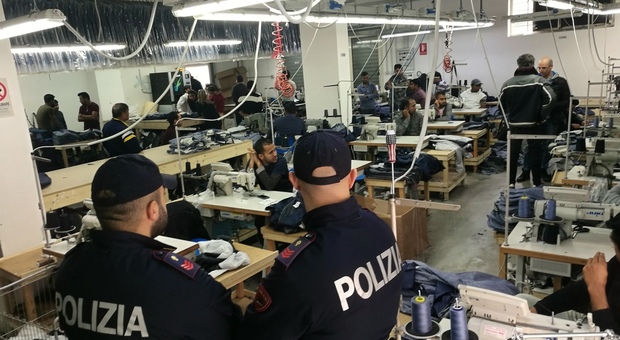 Blitz di polizia e Finanza nell'opificio: scoperti 10 stranieri irregolari nel Napoletano