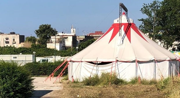 Napoli Est, tendone da circo abbandonato nel cortile di una scuola: il caso arriva in Parlamento