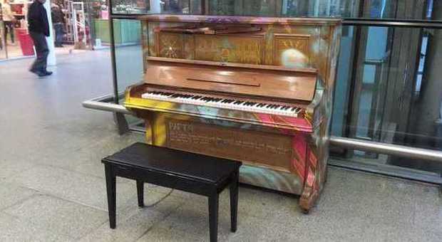 Il pianoforte nella stazione St. Pancras di Londra