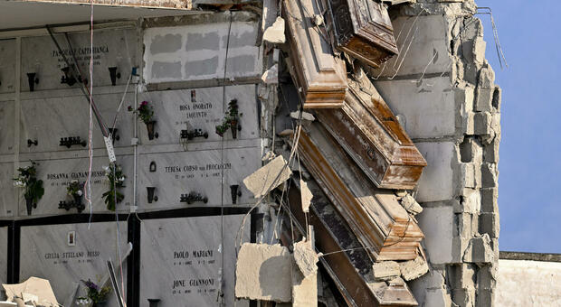 Napoli, crollo nel cimitero di Poggioreale: bare sospese nel vuoto