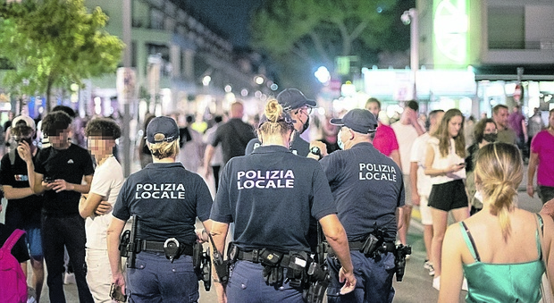 Un controllo di pattuglia serale della polizia locale a Jesolo lo scorso anno