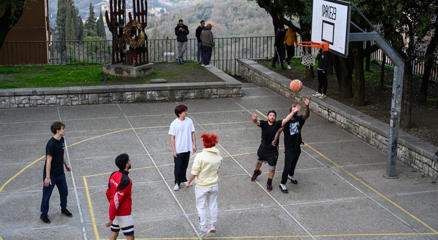 Partita di basket in piazza Grimana