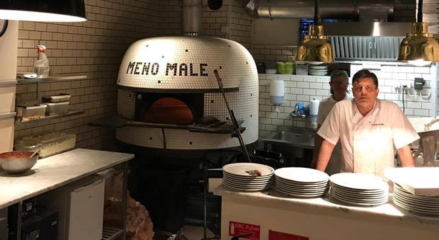 Maradona, Il Mattino e la pizza In Svezia, Napoli è da Meno Male