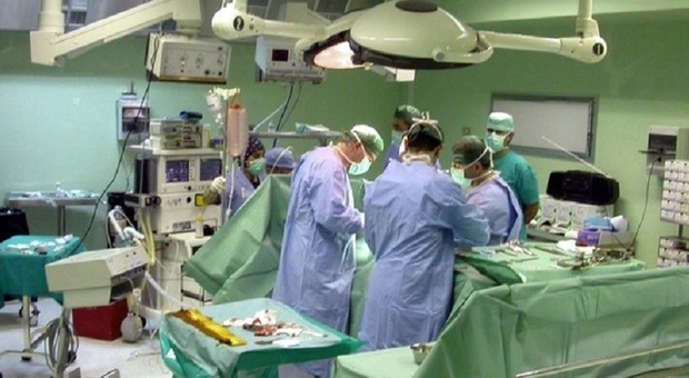 Nicola, due tumori da operare, e poco prima di salire in sala operatorio il chirurgo annuncia lo sciopero del personale: «Non abbiamo nessuno»