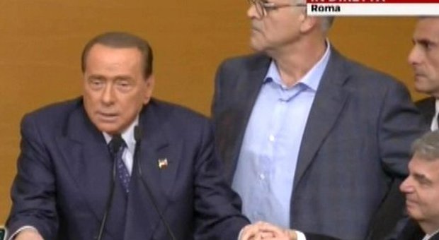 Silvio Berlusconi assistito da Brunetta e Zangrillo (da Sktg24)