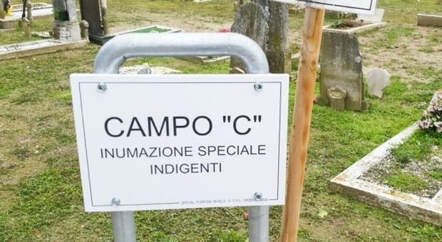 Padova, nel cimitero spuntano cartelli discriminatori: «Zone per defunti indigenti». Il sindaco: «Subito rimossi»