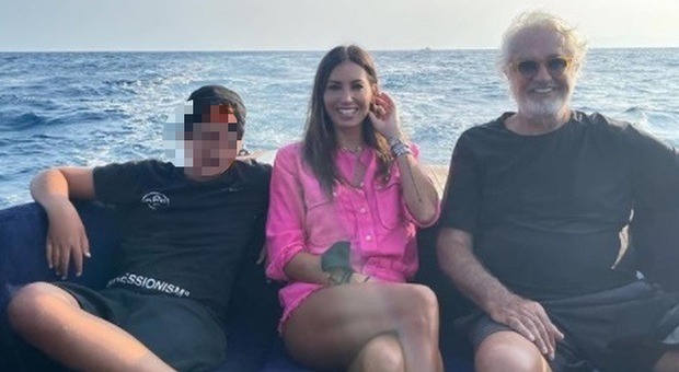 Elisabetta Gregoraci, vacanze con Flavio Briatore e il figlio Nathan Falco: la foto scatena i follower: ritorno di fiamma?