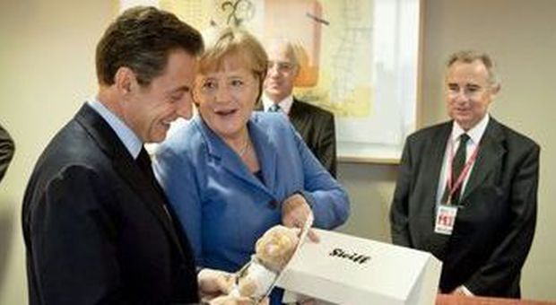 L'orsacchiotto della Merkel per Giulia Sarkozy