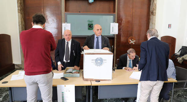 Città metropolitana di Napoli chiuse le urne, al voto il 94%