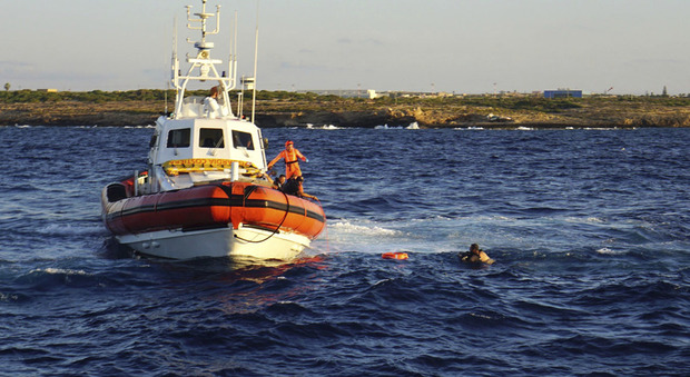 Open Arms, migranti si lanciano in mare: «Hanno rischiato di annegare». A bordo situazione esplosiva