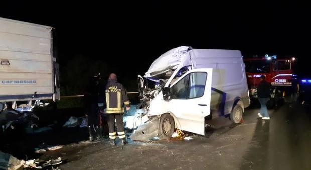 Incidente nel Mantovano: furgone travolto da un Tir, muore imprenditore 38enne