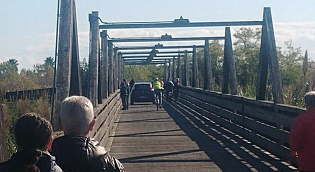 Auto attraversa il ponte ciclopedonale di legno. Inseguita, riesce a fuggire