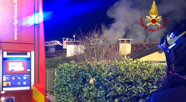 Isola Vicentina, incendio nella notte: a fuoco tetto ventilato, mansarda inagibile