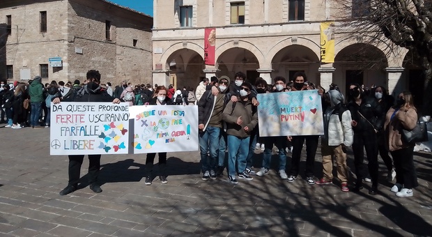 Studenti in piazza contro la guerra e vivo sostegno alla popolazione ucraina