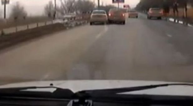 Mosca, lasciata per un'altra donna sperona l'auto dell'ex in autostrada