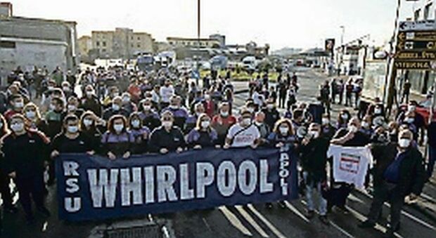 Gli ex lavoratori della Whirlpool Napoli