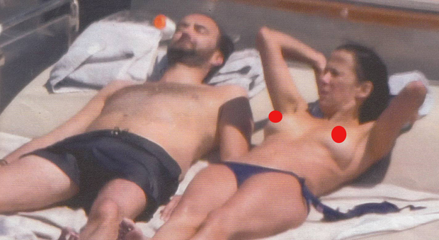 Sophie Marceau in topless con il fidanzato Cyril Ligna a Capri