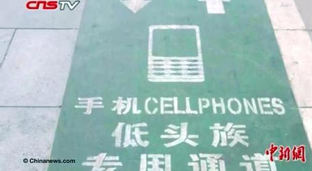 Cina, una corsia preferenziale per gli "smombie": pedoni con lo smartphone