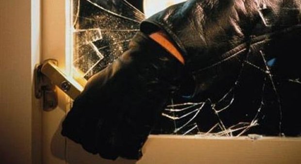 Allarme ladri in casa: colpiscono quando i propretari escono