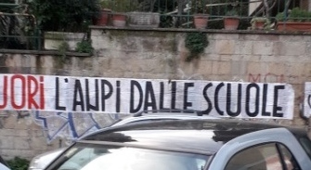 Roma, striscione fascista al Montale: “Fuori l'Anpi dalle scuole”
