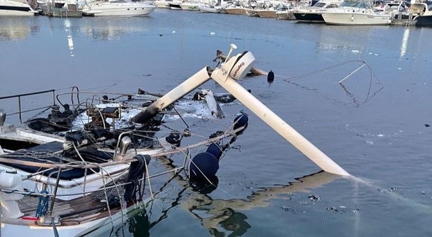 Barca in fiamme nel porto: ragazza muore asfissiata, aveva 29 anni