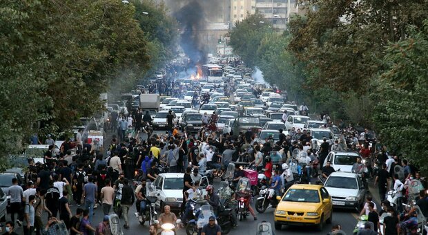 «Impiccheremo i condannati delle proteste», Teheran usa il pugno di ferro: chi non porta il velo pagherà