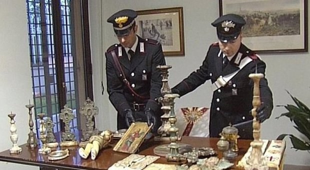 Nascondeva un museo di reperti rubati in casa: denunciato avvocato romano
