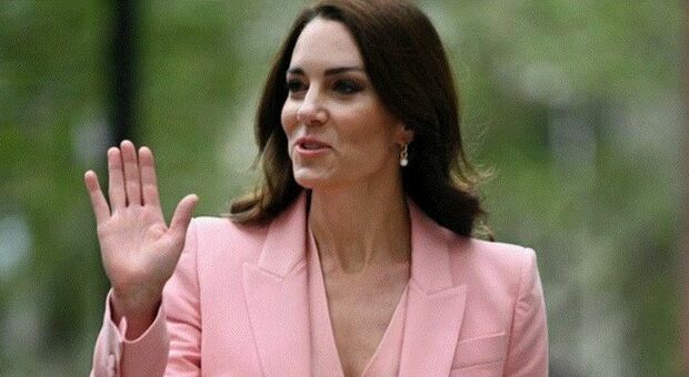 Kate Middleton in rosa, l'outfit (tailleur e scarpe) da 5.000 euro nasconde il dettaglio low cost. Ed è già must have