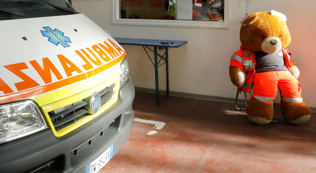 Bimbo di 3 anni finisce sotto la ruota del bus: è gravissimo all'ospedale