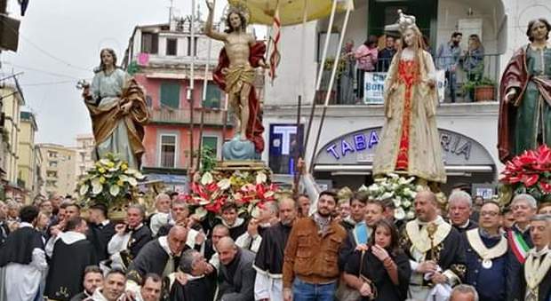 Processione di Pasqua al Vomero, un migliaio per un rito di 220 anni