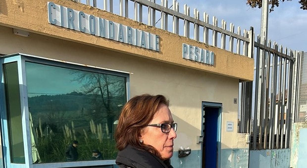 Ilaria Cucchi al carcere di Pesaro dopo l'aggressione di un agente. La senatrice: «Situazione di emergenza»
