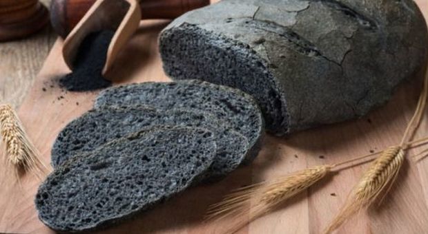 Colorante proibito e additivi chimici nel pane al carbone vegetale