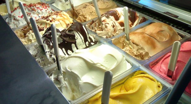Dito mozzato nella vaschetta di gelato, i Nas chiudono la pasticceria di Palermo
