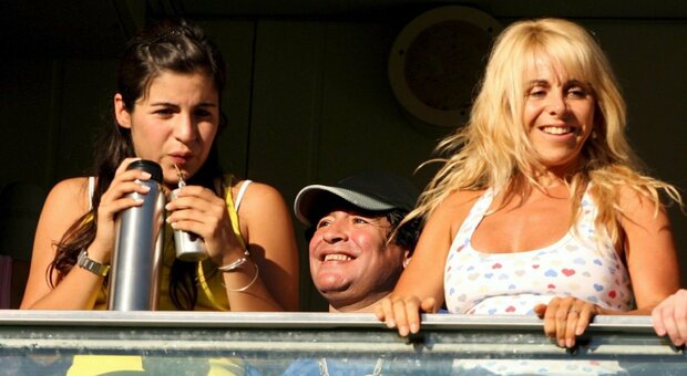 Maradona, lite sull'eredità. L'avvocato contro l'ex moglie Claudia