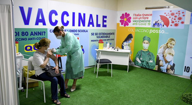 Vaccini terza dose, in Campania è tutto pronto: alert del medico per il via