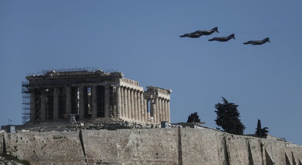 Il volo di alcuni caccia durante la festa dell'indipendenza greca