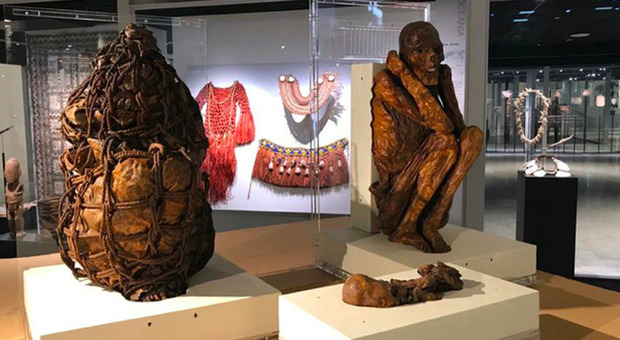 Vaticano, tre mummie andine che esposte ai Musei tornano in patria: restituite al Perù