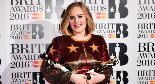 Adele regina dei Brit Awards, i Coldplay miglior band. Omaggio a Bowie, solidarietà a Kesha