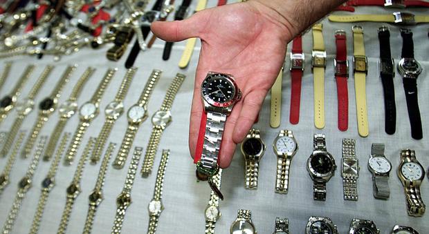 Falsi orologi Rolex e Omega venduti in tutta Europa: arresti anche a Napoli