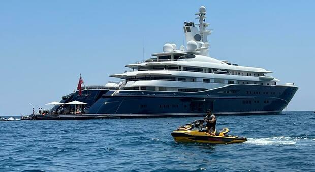 Lo yacht dell'emiro del Qatar fa sosta a Gallipoli: sceicco e famiglia si concedono un bagno a Punta Prosciutto