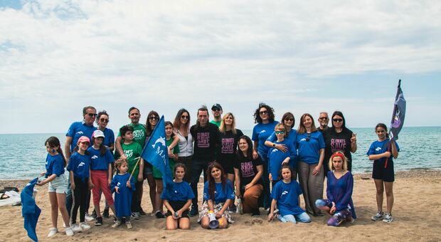 Foto di gruppo per i partecipanti all'iniziativa ambientale di Marevivo a Capaccio Paestum